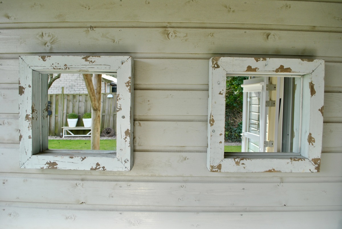 Twee spiegels buiten