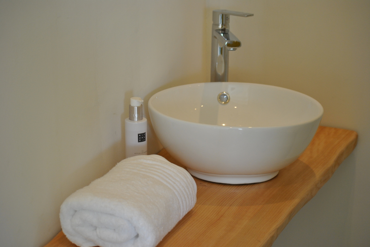 Wasbak met handdoek en zeep